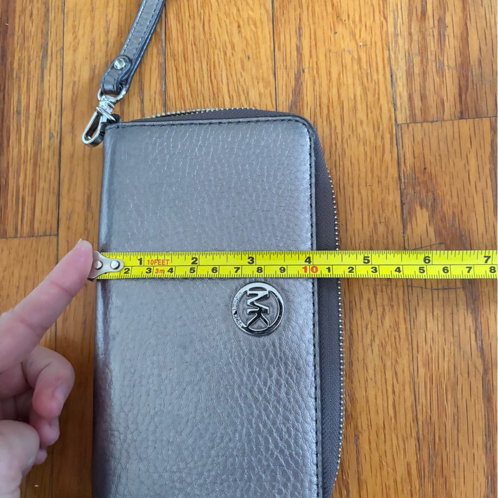 Michael Kors Wristlet /Wallet - Picture 6 of 6